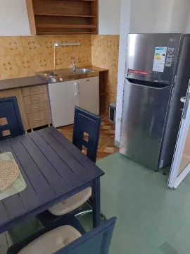 Kuhinja sa trpezarijskim stolom i frižiderom. - image 18