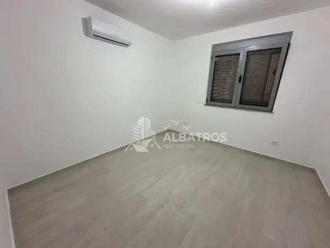 Prazna soba sa bijelim zidovima, laminatom, prozorom i klima uređajem. - image 6