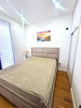 Namještena spavaća soba sa bračnim krevetom, garderoberom i prozorom sa žaluzinama. - image 7