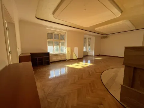 Prostrana prazna dnevna soba sa parketom i spuštenim plafonom. - image 12