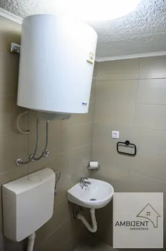 Manje kupatilo sa bojlerom, umivaonikom i wc šoljom obloženo keramičkim pločicama. - image 13