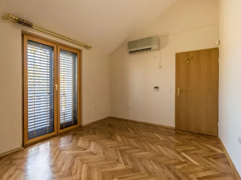 Izdavanje, kuća, 370m², Zabjelo, Podgorica - image 32