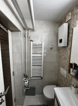 Manje kupatilo sa WC šoljom, umivaonikom i radijatorom sušačem. - image 7