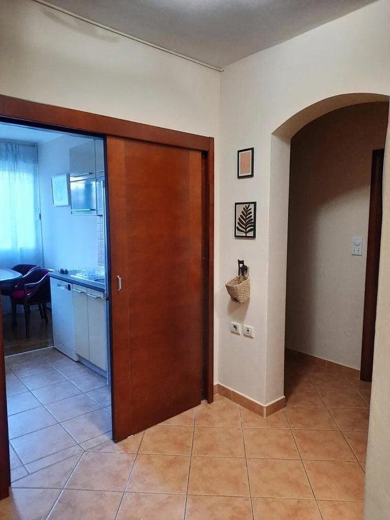 Izdavanje, dvosoban stan, 70m², Centar, Podgorica