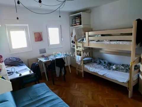 Dečja spavaća soba sa krevetom na sprat i radnim stolovima. - image 4