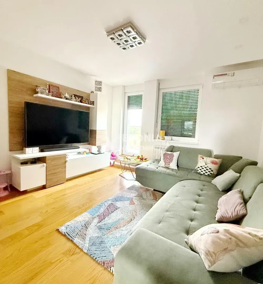 Prodaja, četvorosoban stan, 98m², Zemun Sve Podlokacije, Beograd