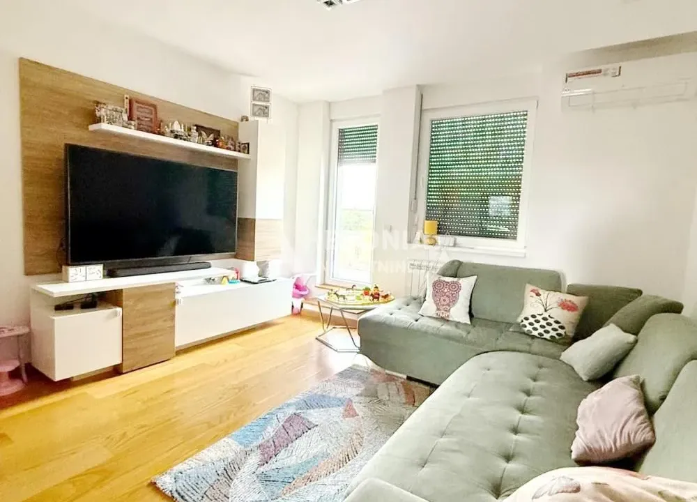 Prodaja, četvorosoban stan, 98m², Zemun Sve Podlokacije, Beograd