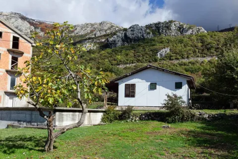 Pogled na dvorište i kuću sa planinskim pejzažem u pozadini. - image 23