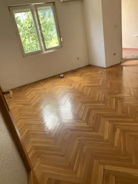 Svijetla prazna soba sa očuvanim drvenim parketom. - image 8