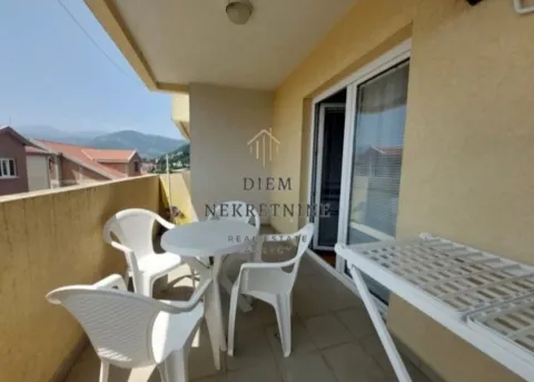 Natkriveni balkon sa garniturom za sjedenje i pogledom na okolinu. - image 9