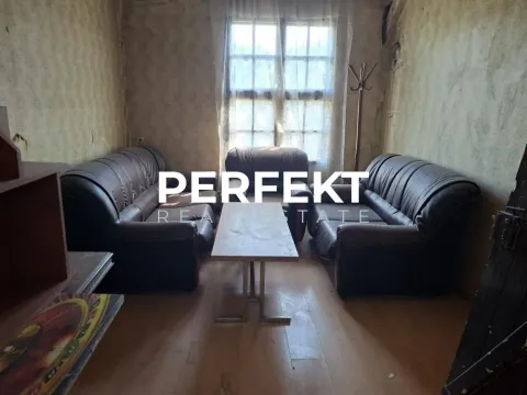 Manja dnevna soba sa garniturom za sedenje i prozorom. - image 10