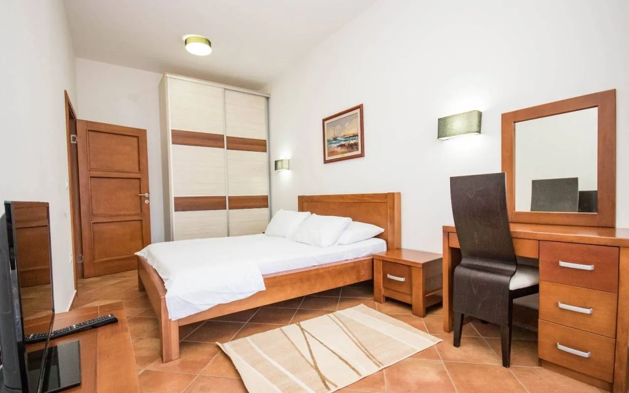 Izdavanje, dvosoban stan, 60m², Dobra Voda, Budva