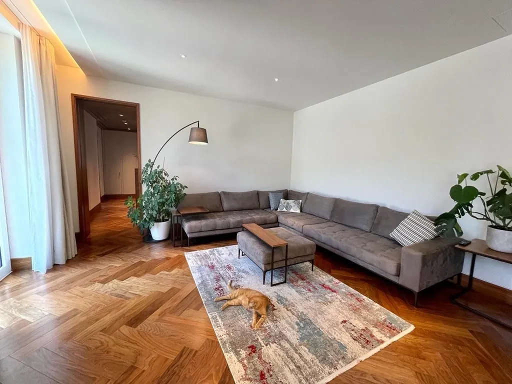 Izdavanje, dvosoban stan, 146m², Centar, Tivat