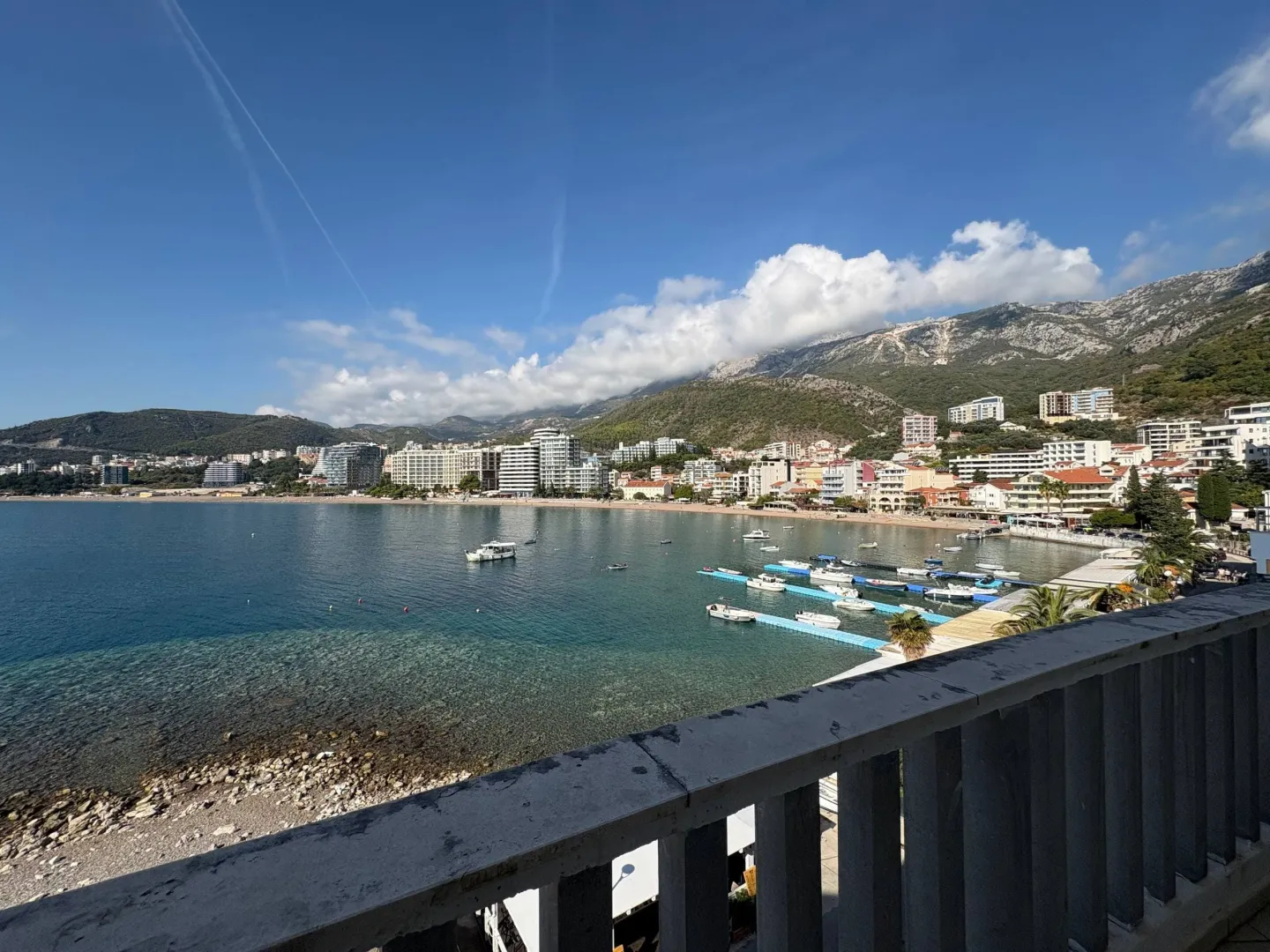 Pogled sa terase na grad, uvalu i obalu sa brodićima.