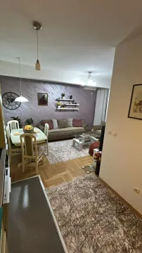 Dnevna soba sa garniturom i trpezarijskim stolom. - image 3