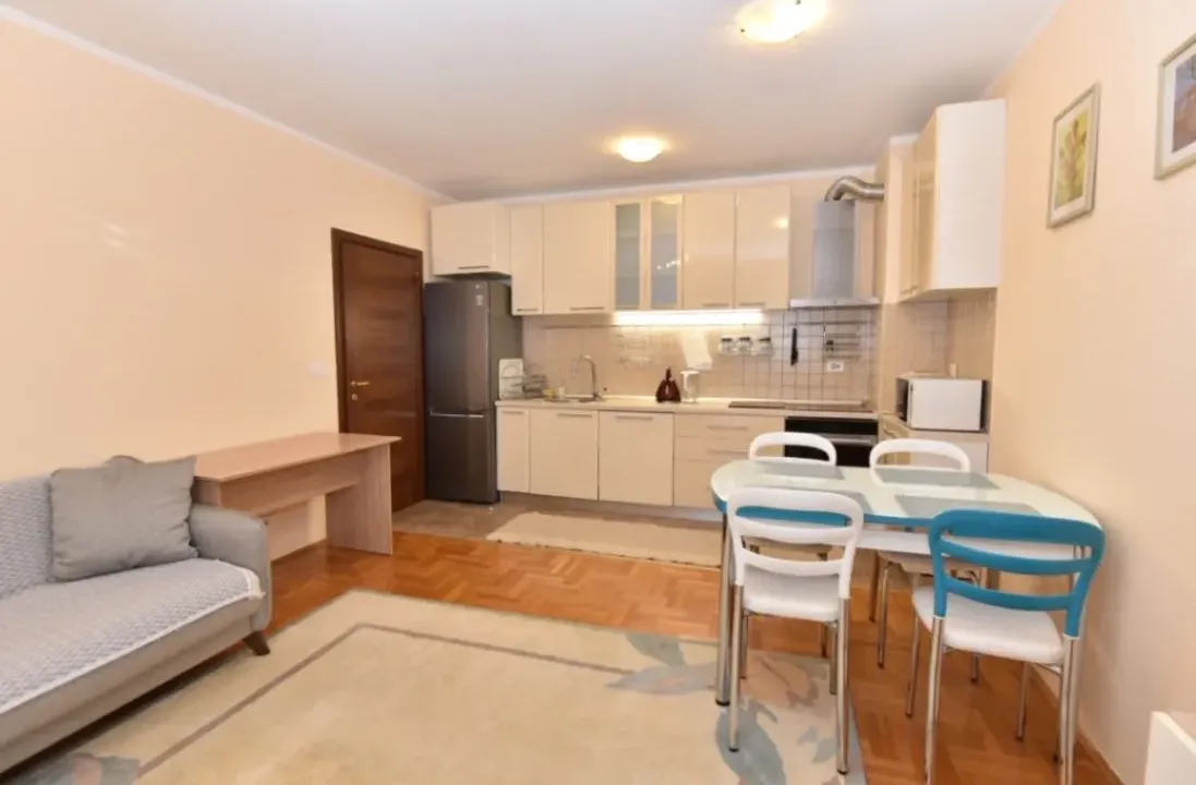 Izdavanje, dvosoban stan, 65m², Stari Aerodrom, Podgorica