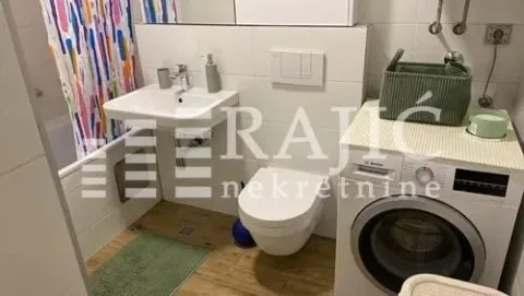 Manje kupatilo sa umivaonikom, wc šoljom, tušem i veš mašinom. - image 6