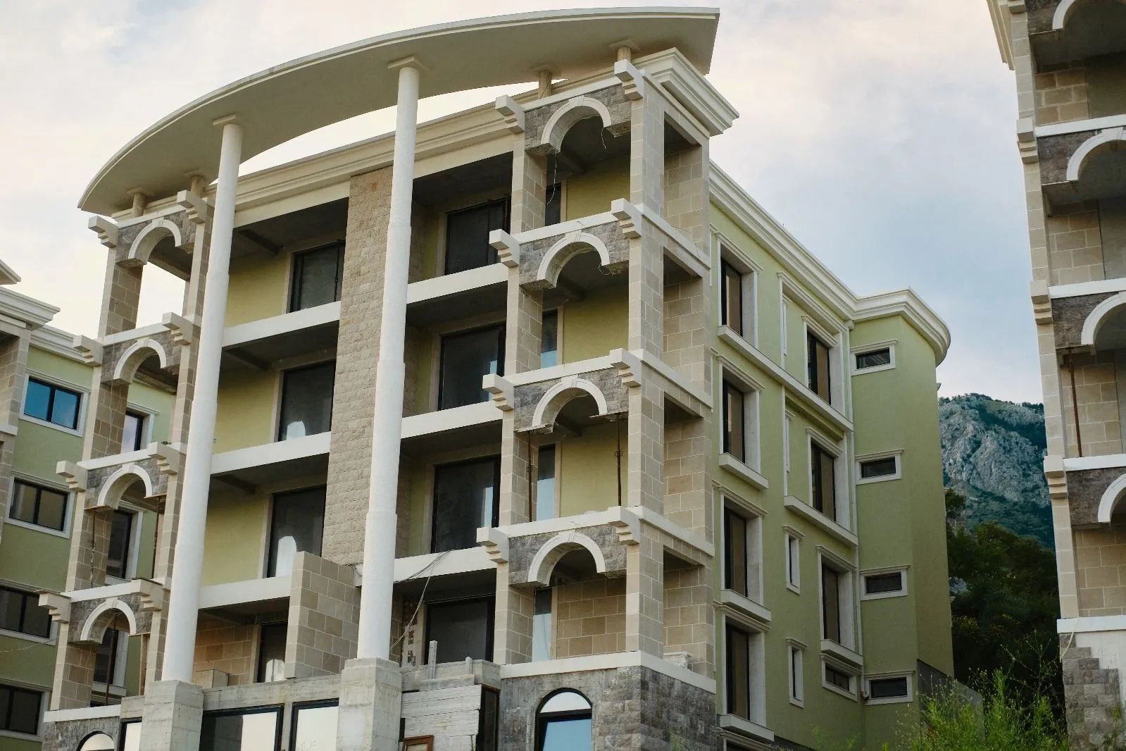 Prodaja, ugostiteljski objekat, 3600m², Markovići, Budva