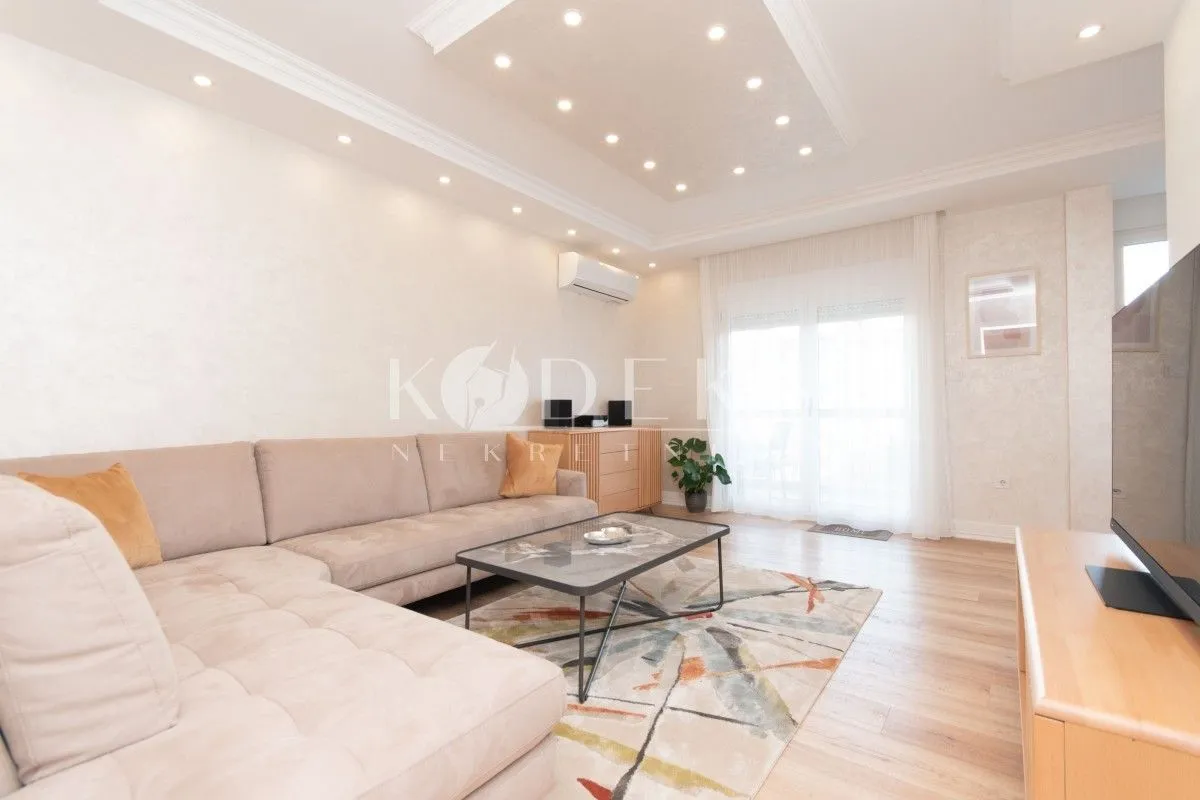 Izdavanje, dvosoban stan, 76m², Centar, Podgorica