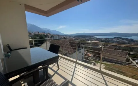 Natkriveni balkon sa garniturom za sedenje i pogledom na more. - image 10