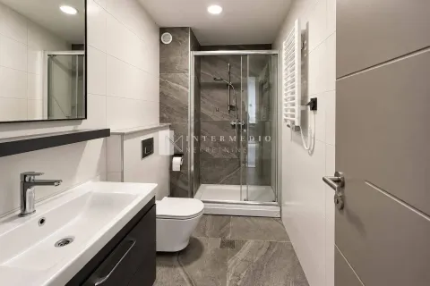 Moderne kupatilo sa tuš-kabinom, umivaonikom i toaletom. - image 12