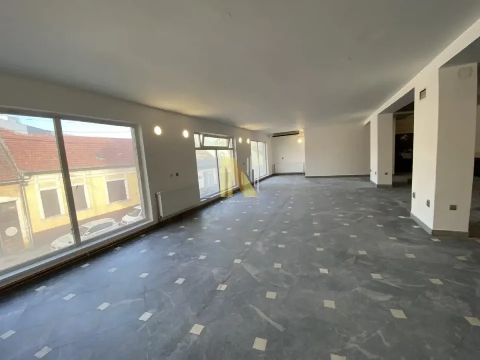 Izdavanje, poslovni prostor, 220m², Socijalno, Novi Sad Sve Podlokacije