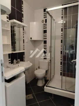Kompaktno kupatilo sa tuš kabinom, umivaonikom i toaletom. - image 14