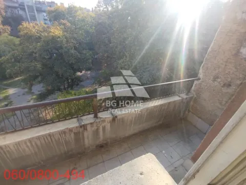 Balkon sa pogledom na zelene površine i drveće. - image 14