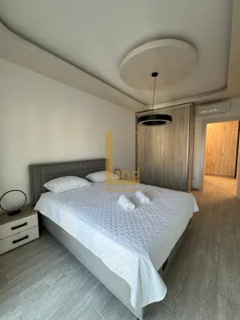 Moderna spavaća soba sa bračnim krevetom, garderoberom i ugradnom rasvjetom. - image 6