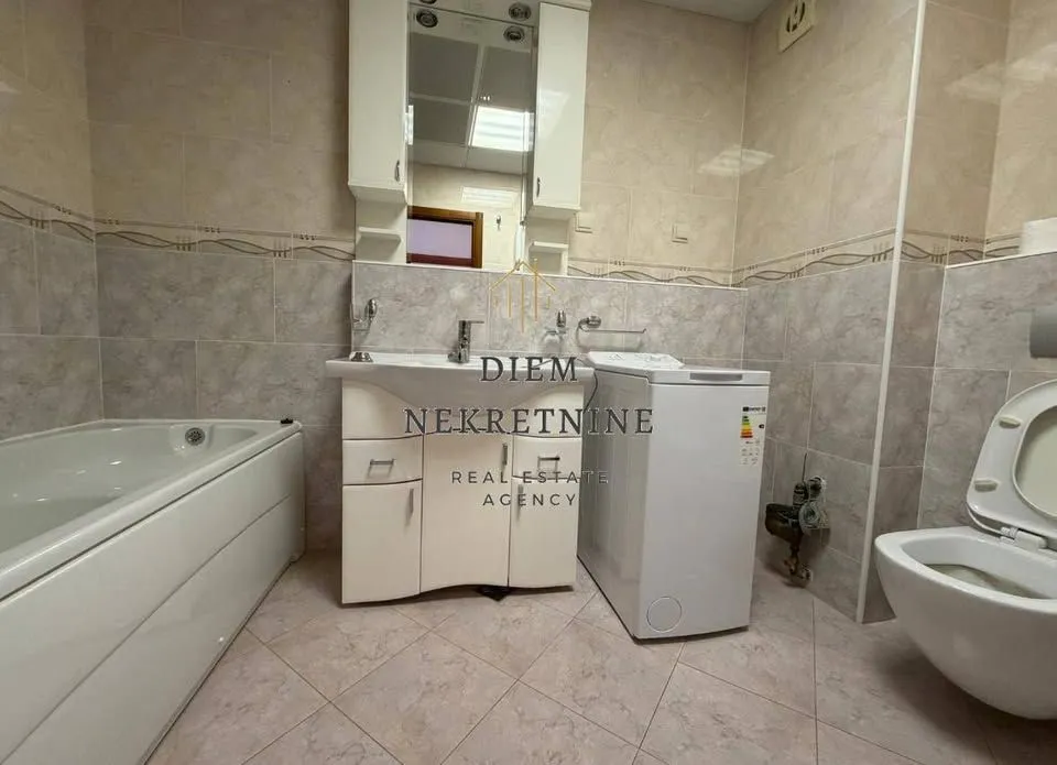 Prodaja, jednosoban stan, 65m², Centar, Bar