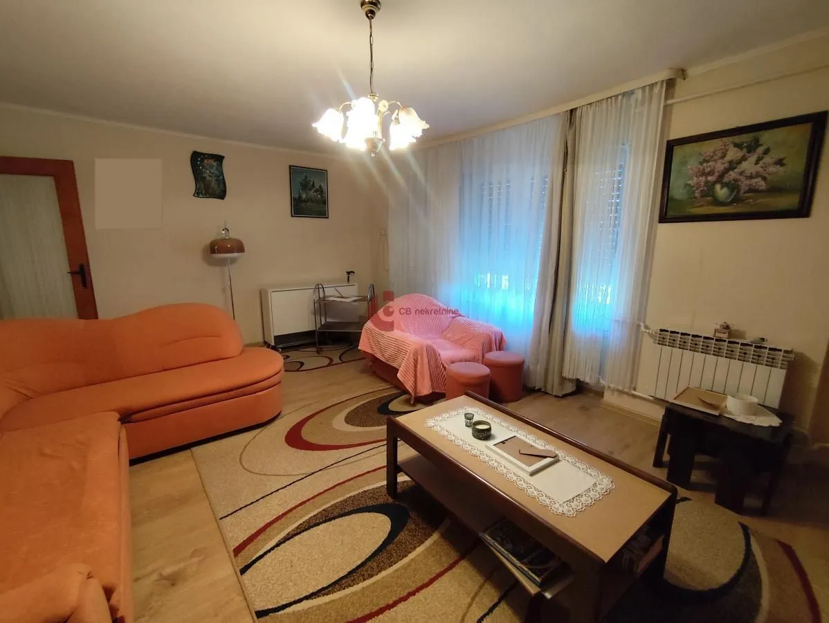 Living room with a sofa set, coffee table, and rug.
