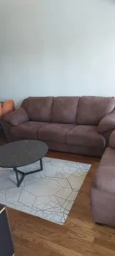 Dnevni boravak sa braon garniturom, stočićem i tepihom. - image 2