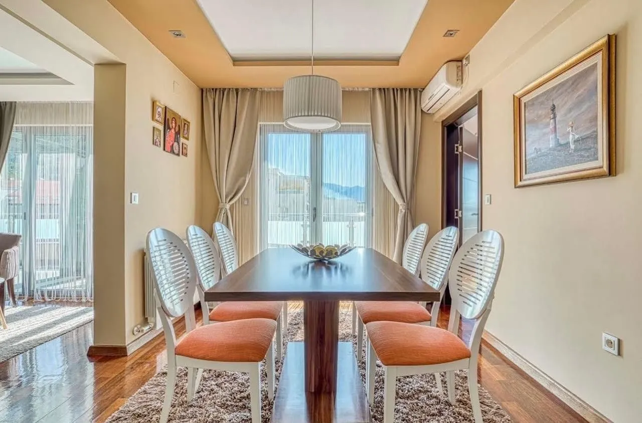 Prodaja, četvorosoban stan, 188m², Budva, Crna Gora