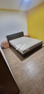 Spavaća soba sa bračnim krevetom i noćnim stočićima. - image 5