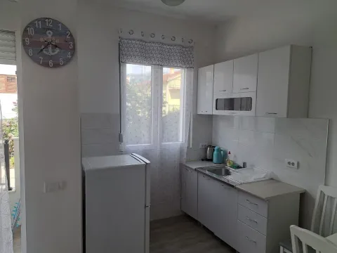 Manja bijela kuhinja sa sudoperom, frižiderom i visećim elementima. - image 2
