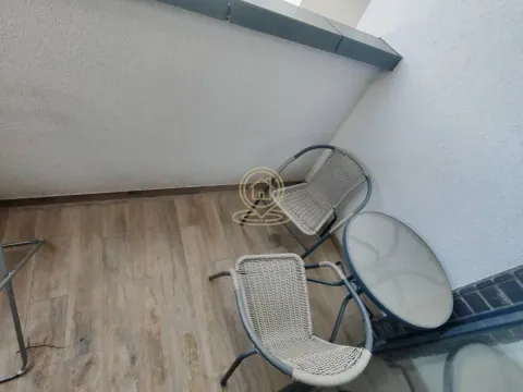 Manji namešteni balkon sa stolom i dve stolice. - image 12