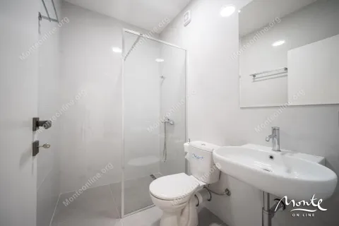 Savremeno opremljeno kupatilo sa tuš kabinom i umivaonikom. - image 30