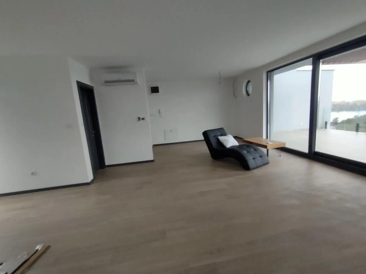 Izdavanje, četvorosoban stan, 200m², Sremska Kamenica, Petrovaradin