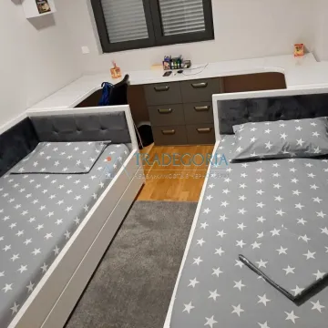 Dječja spavaća soba sa dva kreveta i radnim stolom. - image 5