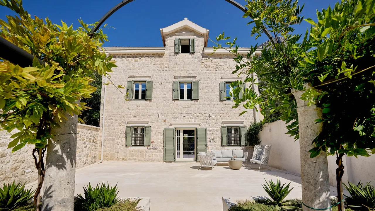 Rent, house, 200m², Dobrota, Kotor