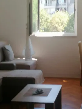Dnevni boravak sa garniturom i prozorom koji gleda na spoljašnjost. - image 7