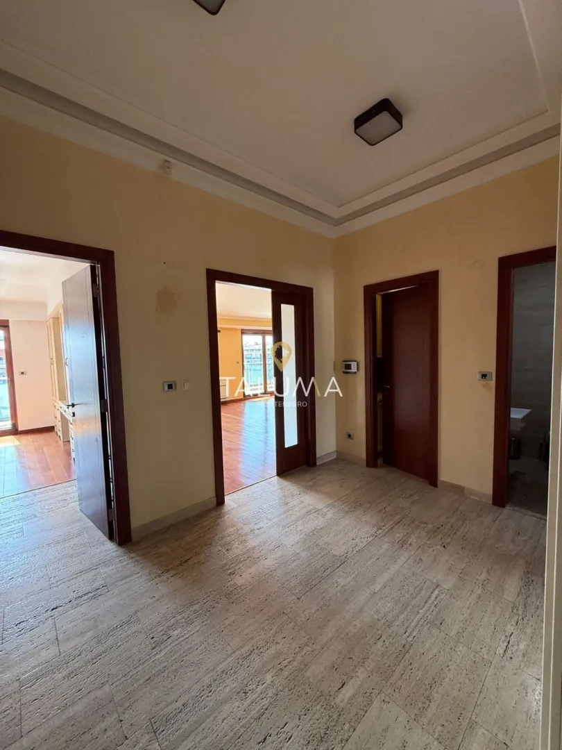 Izdavanje, trosoban stan, 138m², Preko Morače, Podgorica