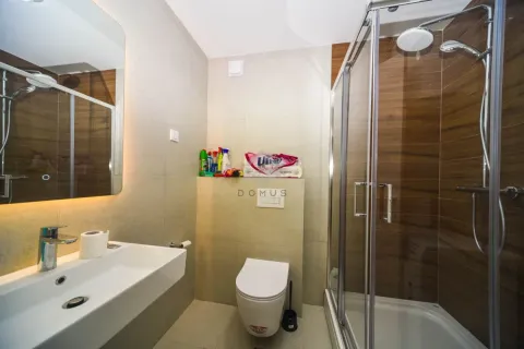 Moderne kupatilo opremljeno tuš kabinom, umivaonikom i toaletom. - image 10