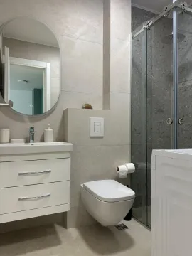 Moderne kupatilo sa umivaonikom, ugradnom wc šoljom i tuš kabinom. - image 9