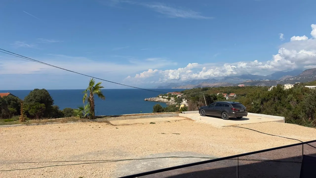 Pogled sa terase na dvorište i more.