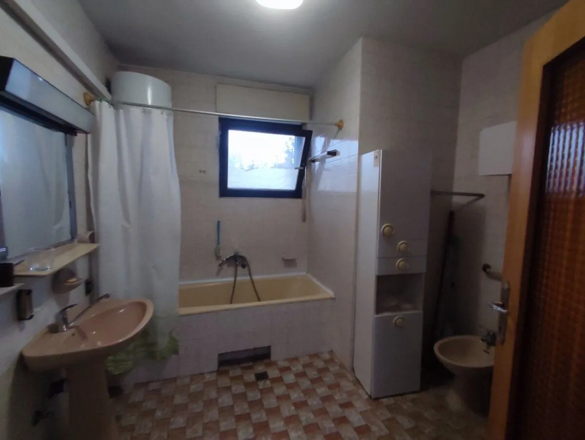 Rent, house, 200m², Zagorič, Podgorica