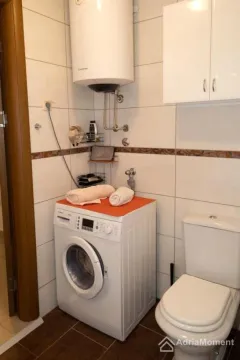 Kupatilo sa veš mašinom, bojlerom i toaletom. - image 10