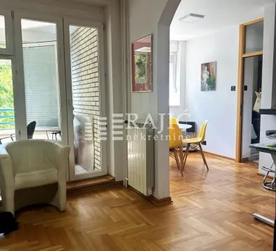 Living room with parquet flooring and access to the terrace. - image 4