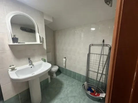 Jednostavno kupatilo sa umivaonikom, ogledalom i toaletom. - image 10