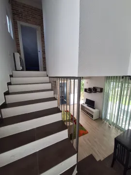 Unutrašnjost kuće sa stepeništem i pogledom na dnevni boravak. - image 6